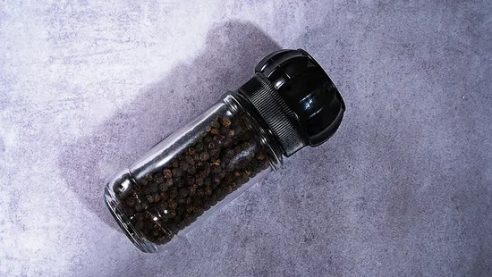 Vente en gros de petites bouteilles d'assaisonnement en plastique avec bouchon de moulin à épices en verre, moulin à sel et à poivre