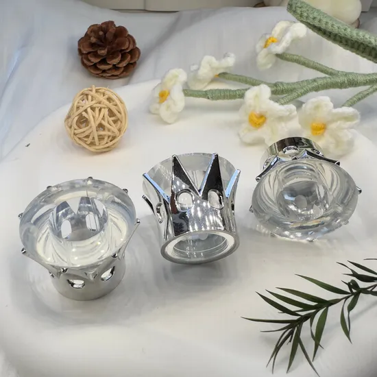 Fabricants en gros beau couvercle de bouteille de parfum de luxe clair argent couronne plastique bouchon de bouteille de parfum