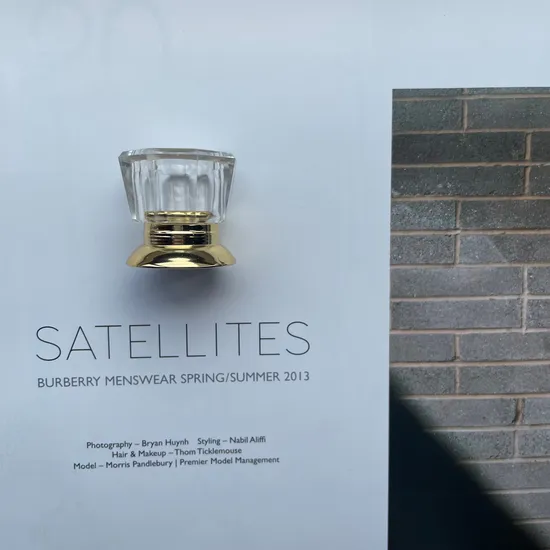 Couvercles de bouteilles de parfum en plastique personnalisés en gros, disponibles en différentes couleurs et styles